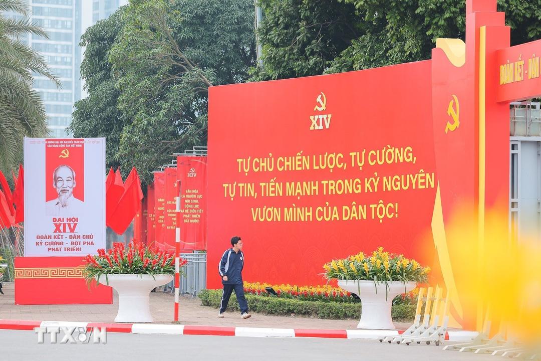 Pano, khẩu hiệu rực đỏ trên các tuyến phố Thủ đô Hà Nội, chào mừng Đại hội đại biểu toàn quốc lần thứ XIV của Đảng. (Ảnh: Lê Đông/TTXVN)