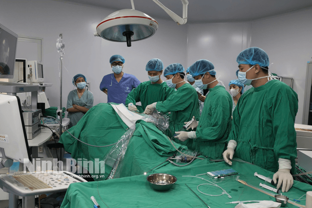 Ê kíp thực hiện ca nội soi tán sỏi thận qua da bằng đường hầm nhỏ dưới hướng dẫn của siêu âm cho người bệnh.