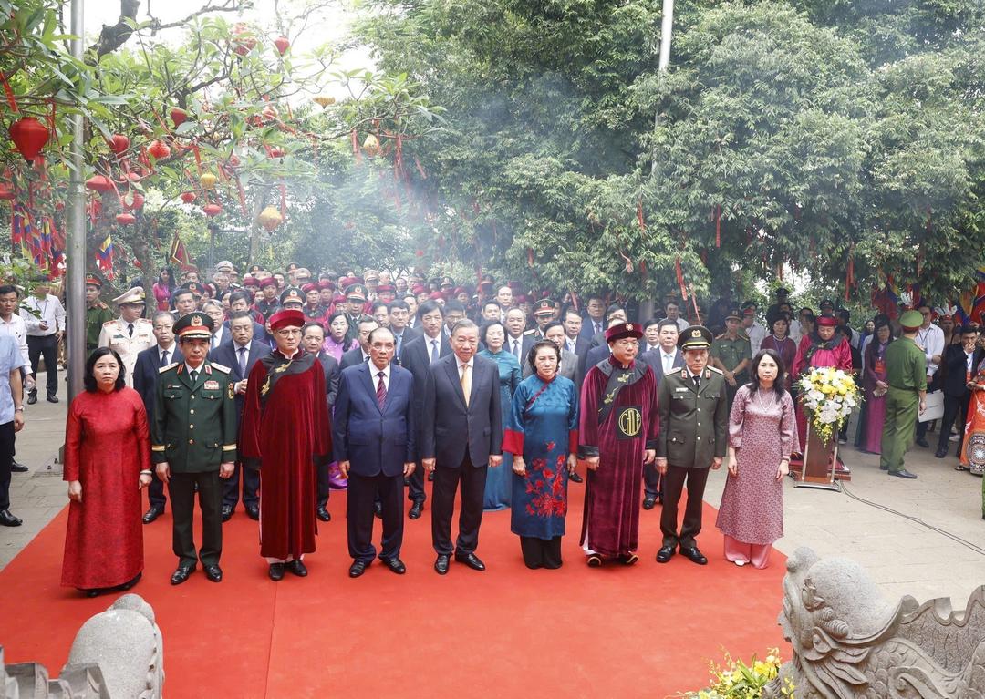 Tổng Bí thư, Chủ tịch nước Tô Lâm và các đồng chí lãnh đạo, Đảng nhà nước thực hiện nghi thức tưởng niệm các Vua Hùng tại Đền Thượng. Ảnh: Thống Nhất TTXVN