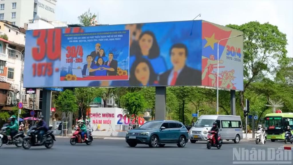 Thành phố Hồ Chí Minh rực rỡ cờ hoa, băng rôn, khẩu hiệu mừng 51 năm Ngày Giải phóng miền nam, thống nhất đất nước. (Ảnh: THẾ ANH)