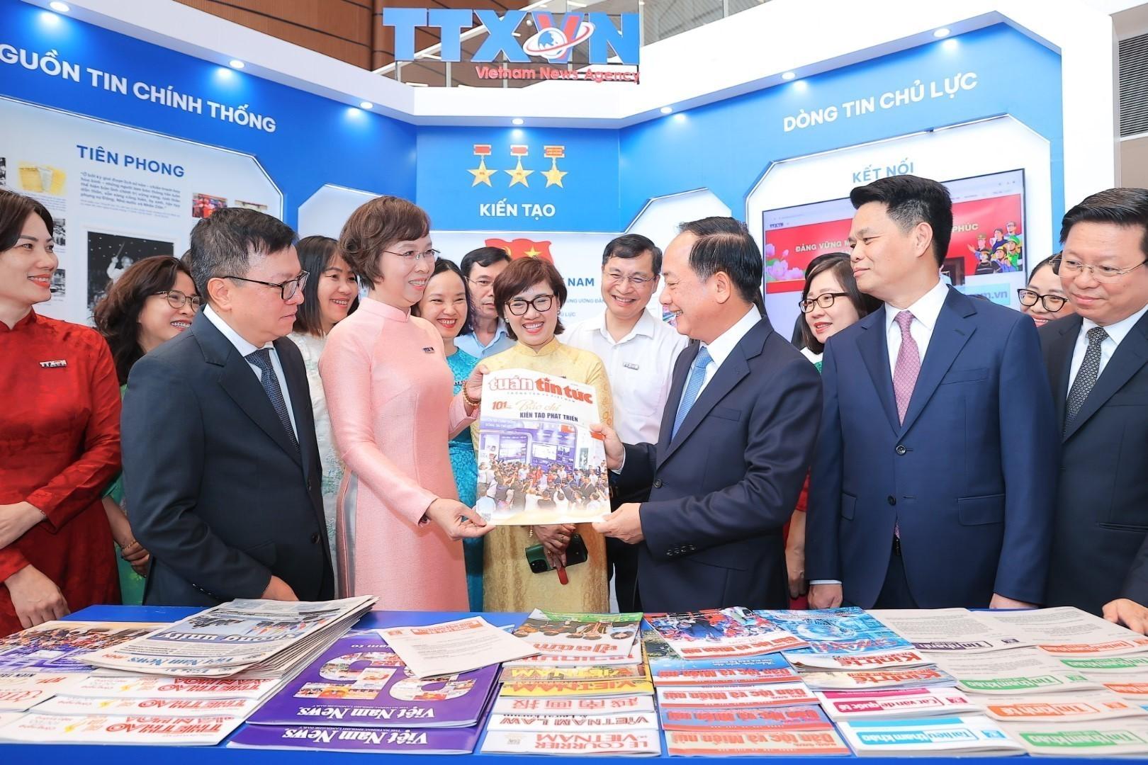 Đồng chí Trịnh Văn Quyết, Ủy viên Bộ Chính trị, Bí thư Trung ương Đảng, Trưởng Ban Tuyên giáo và Dân vận Trung ương và các đồng chí lãnh đạo thăm gian trưng bày của TTXVN tại Hội báo toàn quốc 2026. Ảnh: Minh Quyết - TTXVN