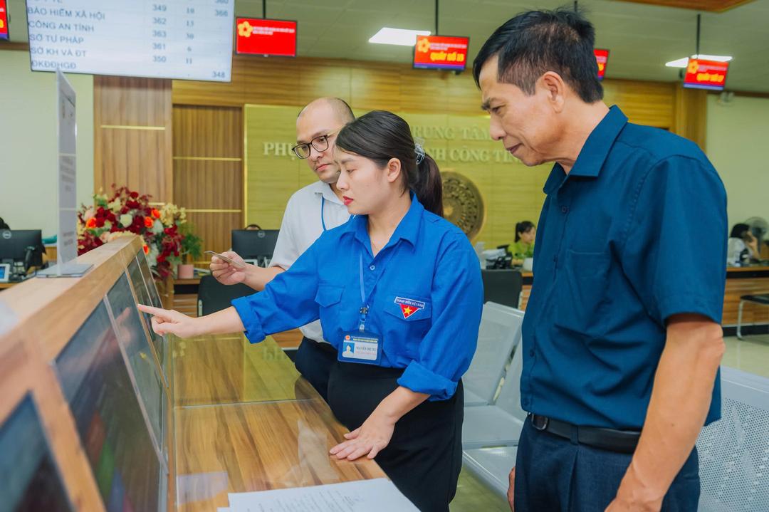 Hướng dẫn người dân làm các thủ tục hành chính trên môi trường số tại Trung tâm Phục vụ hành chính công tỉnh. Ảnh: Ngọc Linh