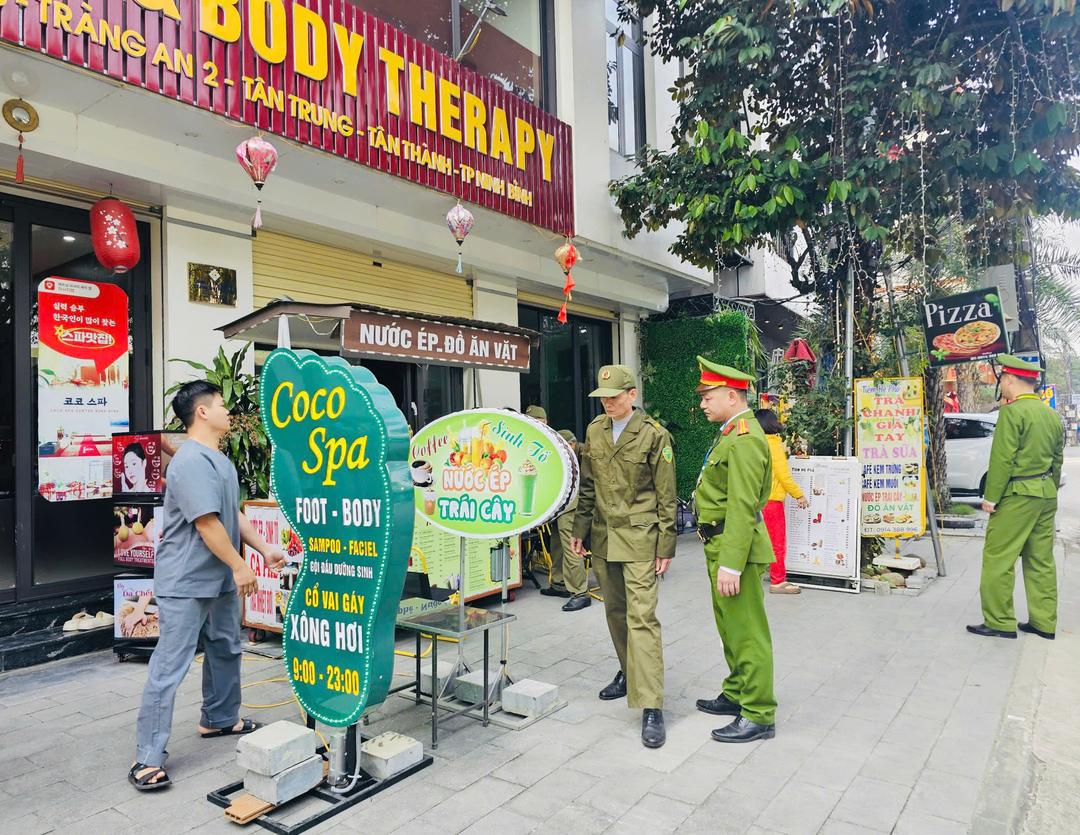 Lực lượng công an phường, tổ tự quản văn minh đô thị tiến hành di dời, thu giữ một số biển hiệu cố tình vi phạm.