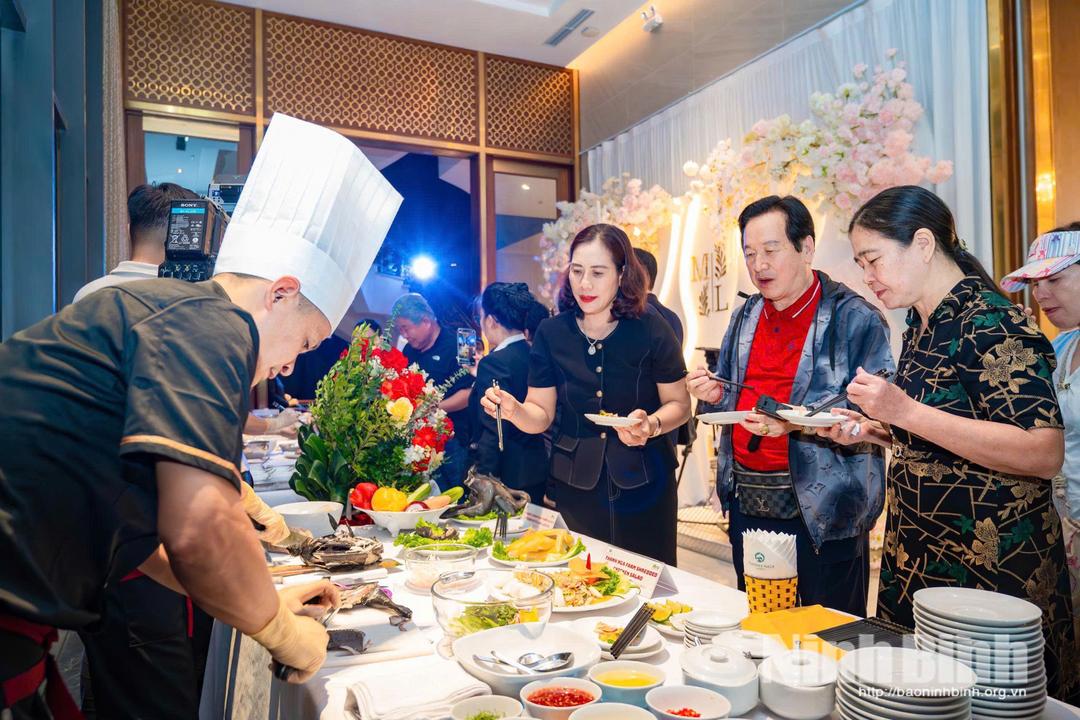 Hiệp hội Du lịch Ninh Bình đón đoàn Famtrip lữ hành quốc tế về khảo sát các sản phẩm ẩm thực tại Nhà hàng Thanh Nga Luxury. Ảnh: Ngọc Linh