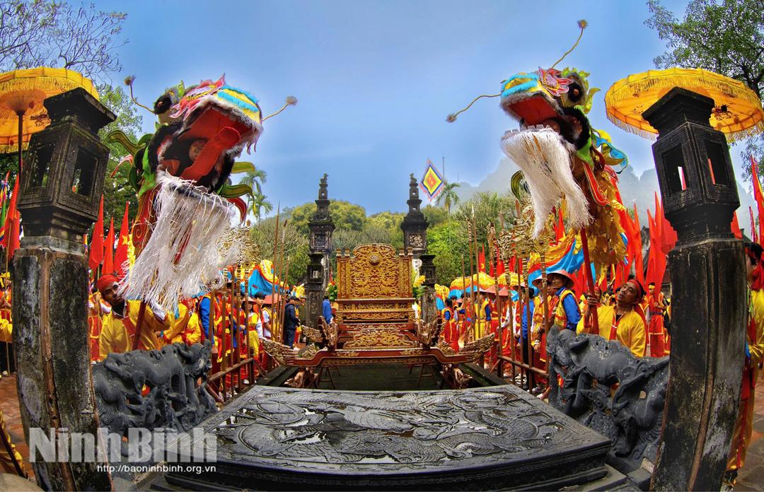 Nghi thức trang trọng diễn ra trong Lễ hội Hoa Lư. Ảnh: Ngọc Linh
