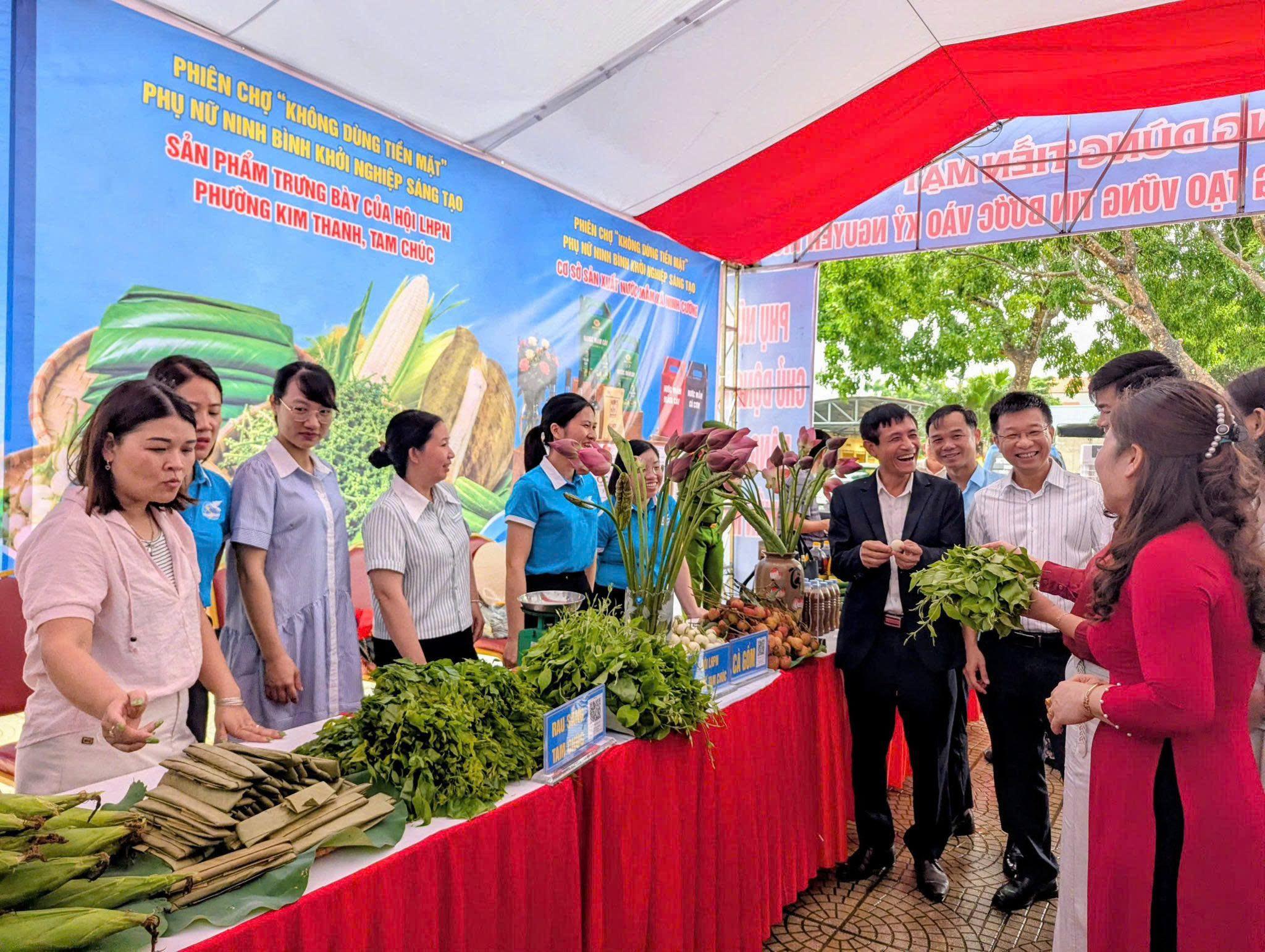 Hội LHPN xã Nam Xang phối hợp tổ chức "Phiên chợ không dùng tiền mặt”.