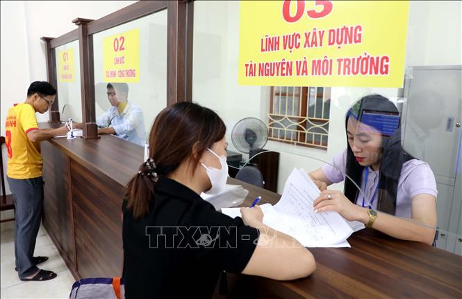 Các thủ tục hành chính tại Trung tâm phục vụ hành chính công phường Thái Bình được thực hiện nhanh chóng, hiệu quả, chính xác, mang lại sự thuận tiện cho người dân. Ảnh: TTXVN