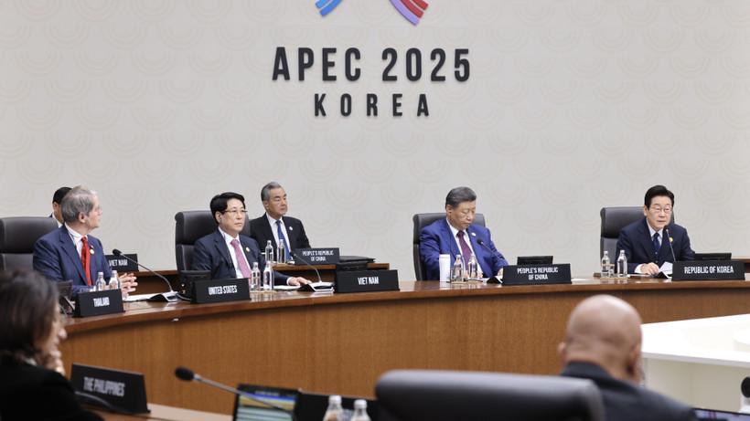 Chủ tịch nước Lương Cường dự Phiên họp thứ 2 Hội nghị Cấp cao APEC lần thứ 32. (Ảnh: LÂM KHÁNH/TTXVN)