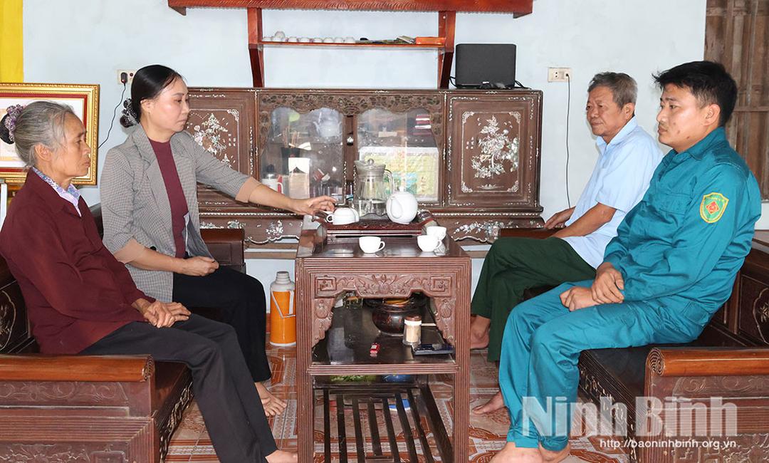 Họ hàng, bà con lối xóm đến thăm hỏi, động viên người thân của Thượng sĩ Vũ Văn Bình.