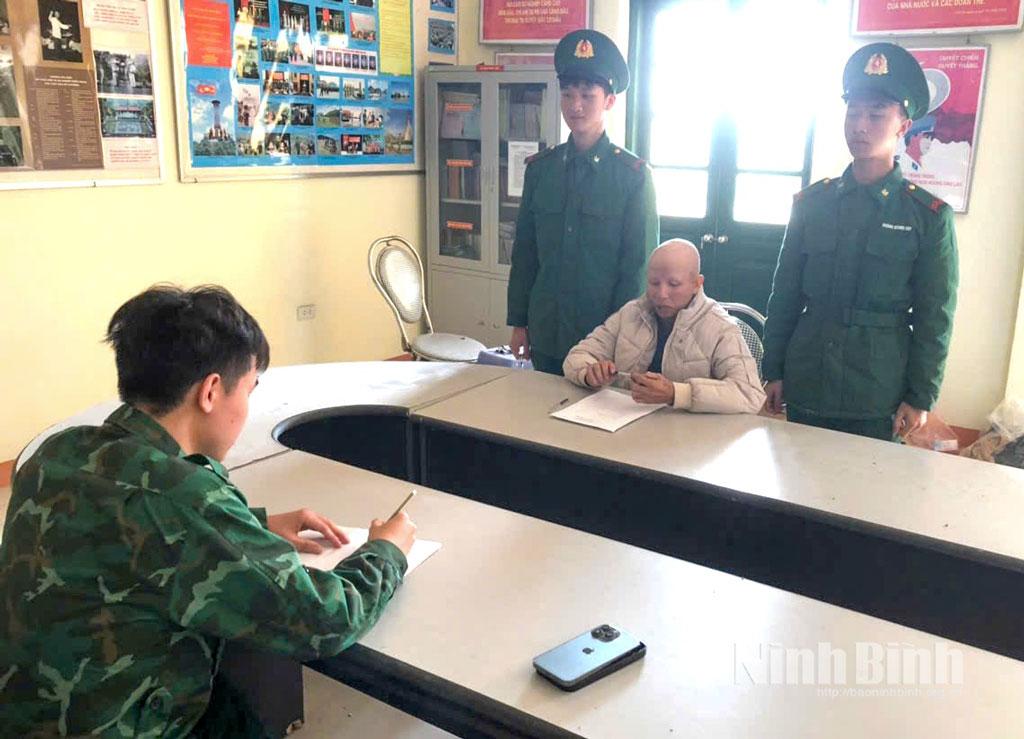 Lực lượng chức năng của BĐBP tỉnh Ninh Bình lấy lời khai của đối tượng Ngô Văn Tự, trú tại xóm 9, xã Hải Hưng, phạm tội tàng trữ trái phép chất ma túy.