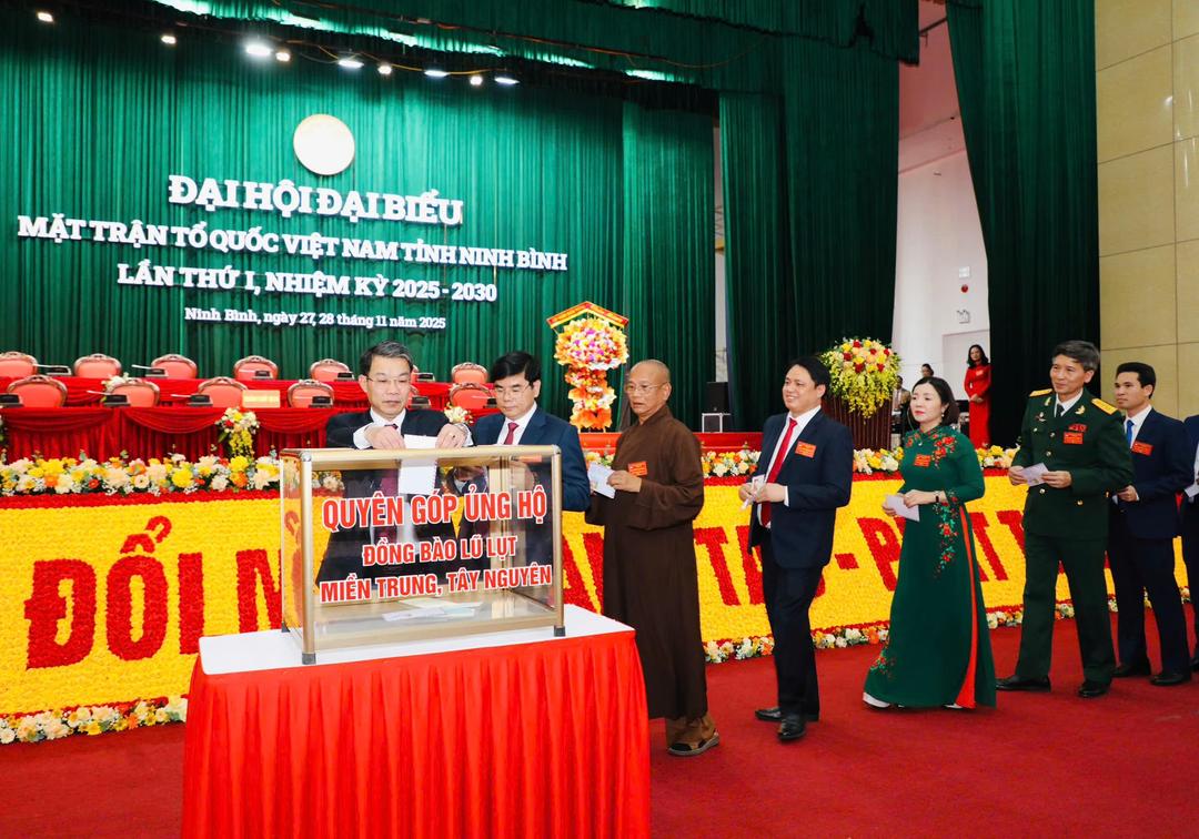 Các đại biểu dự Đại hội đại biểu MTTQ Việt Nam tỉnh Ninh Bình lần thứ nhất, nhiệm kỳ 2025-2030 ủng hộ đồng bào miền Trung và khu vực Tây Nguyên khắc phục hậu quả lũ lụt. Ảnh: Đức Lam