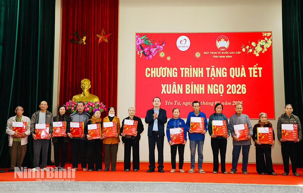 Đồng chí Mai Văn Tuất, Phó Bí thư Tỉnh ủy, Chủ tịch Ủy ban MTTQ Việt Nam tỉnh tặng quà Tết cho hộ nghèo, hộ cận nghèo, hộ có hoàn cảnh khó khăn của xã Yên Từ.