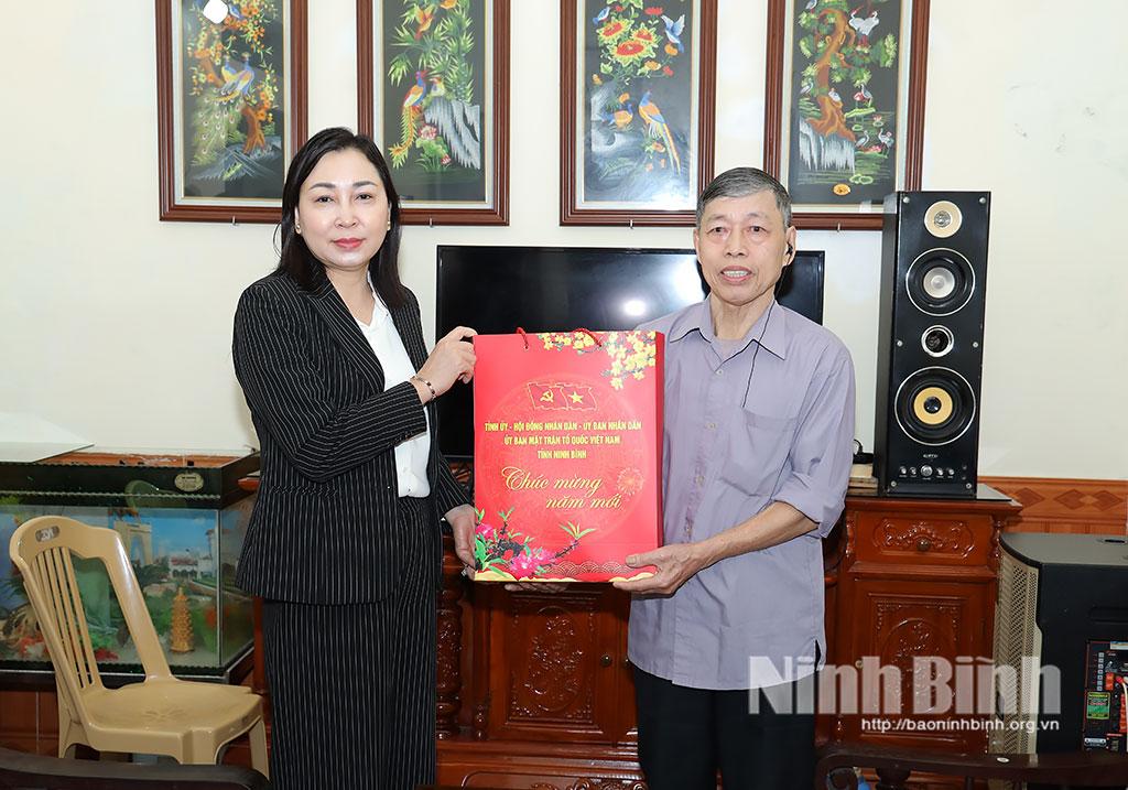 Đồng chí Đinh Thị Lụa, Phó Bí thư Thường trực Tỉnh ủy đến thăm, tặng quà ông Lê Hữu Tuấn, người hoạt động kháng chiến bị nhiễm chất độc hóa học ở địa chỉ 62K Ô19, phường Nam Định.