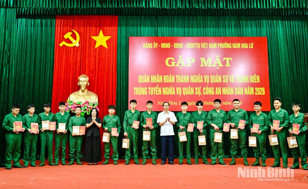 Lãnh đạo phường Nam Hoa Lư tặng quà cho quân nhân hoàn thành nghĩa vụ quân sự trở về địa phương. Ảnh: Ngọc Linh