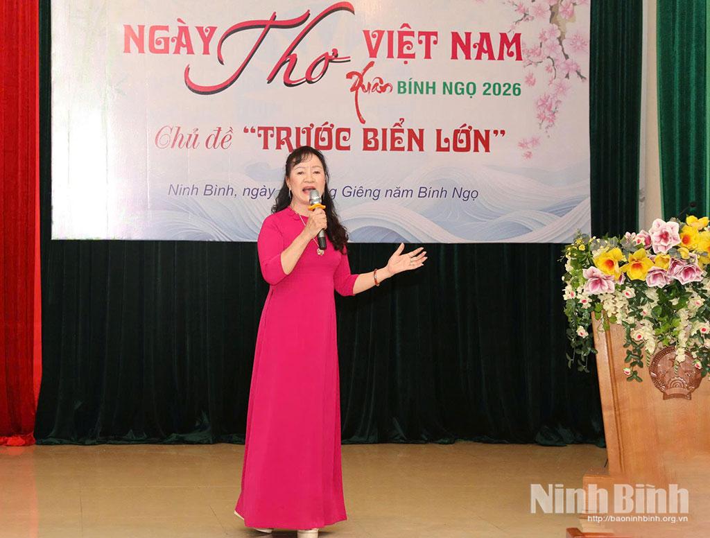 Nhà thơ Hương Sen ngâm thơ tại Ngày thơ Việt Nam năm 2026.
