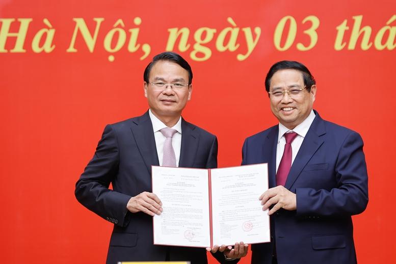 Thủ tướng Chính phủ Phạm Minh Chính trao Quyết định điều động, bổ nhiệm cho đồng chí Đặng Xuân Phong giữ chức Phó Chủ nhiệm Thường trực Văn phòng Chính phủ. Ảnh: VGP/Nhật Bắc