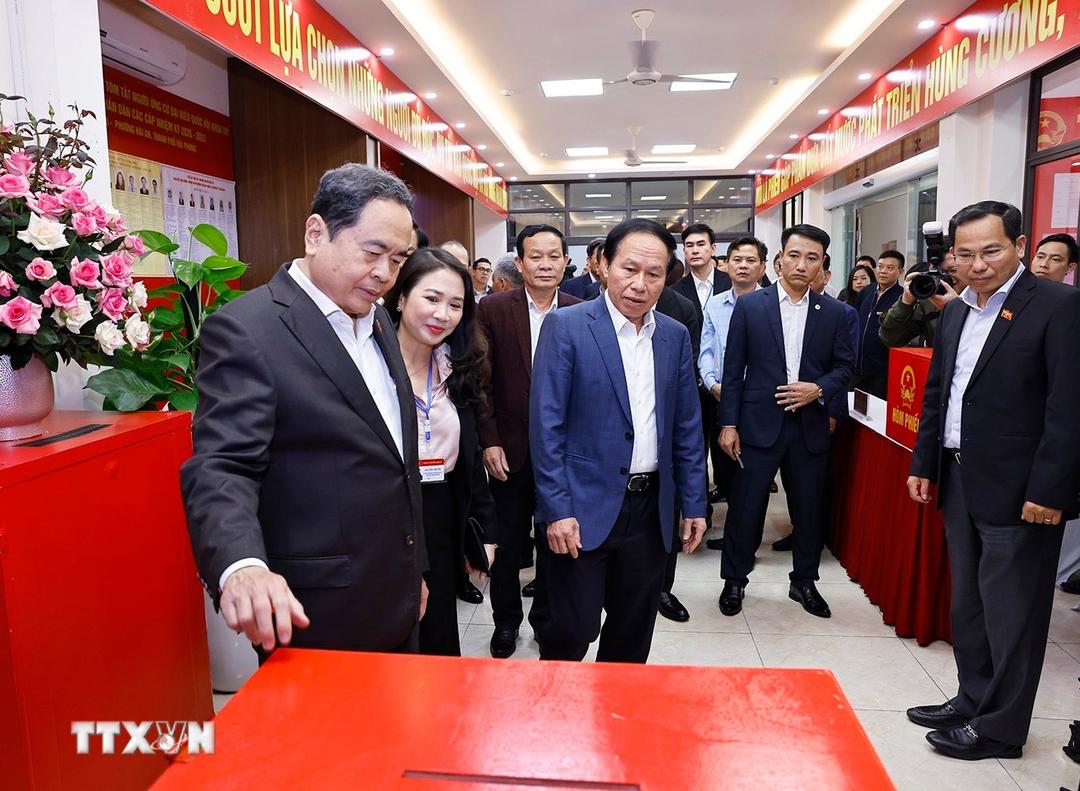 Chủ tịch Quốc hội Trần Thanh Mẫn kiểm tra, giám sát công tác chuẩn bị bầu cử tại khu vực bỏ phiếu số 8, phường Hải An, thành phố Hải Phòng. (Ảnh: Doãn Tấn/TTXVN)