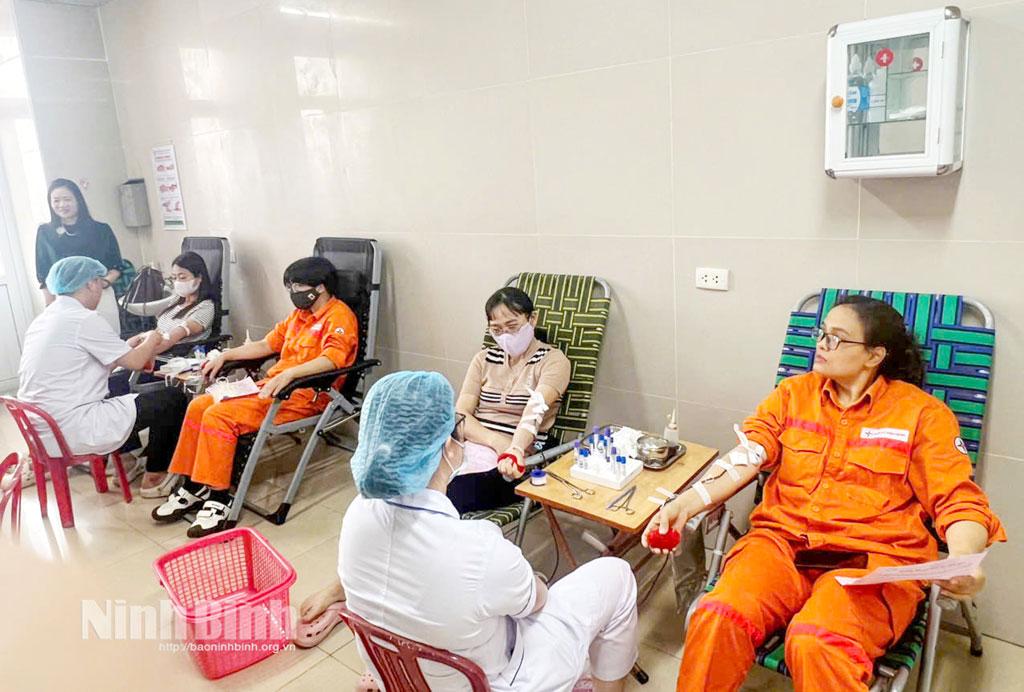 Các tình nguyện viên tham gia hiến máu tại chương trình.