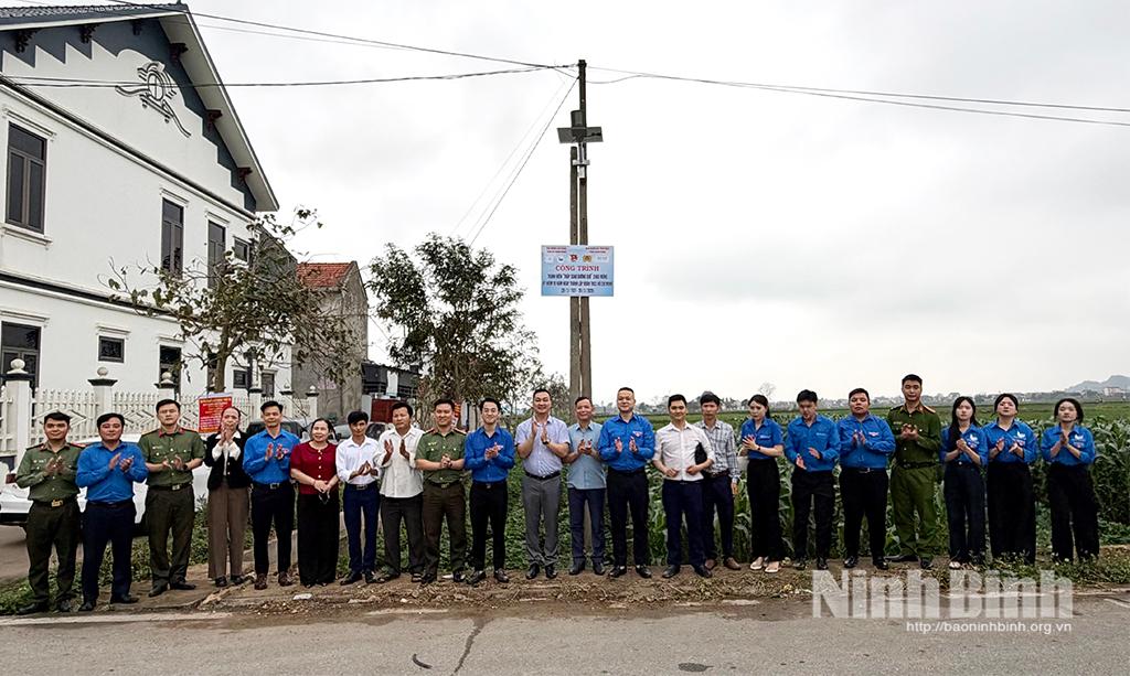 Khánh thành công trình thắp sáng đường quê và tặng quà cho học sinh có hoàn cảnh khó khăn
