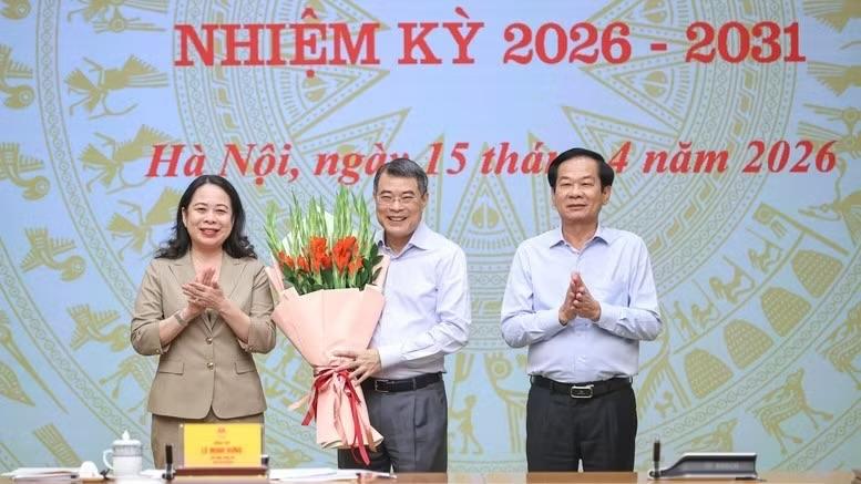Phó Chủ tịch nước, Phó Chủ tịch Thứ nhất Hội đồng Thi đua-Khen thưởng Trung ương Võ Thị Ánh Xuân và Bộ trưởng Bộ Nội vụ, Phó Chủ tịch Thường trực Hội đồng Đỗ Thanh Bình tặng hoa chúc mừng Thủ tướng Lê Minh Hưng, Chủ tịch Hội đồng Thi đua-Khen thưởng Trung ương. (Ảnh: VGP/Nhật Bắc)