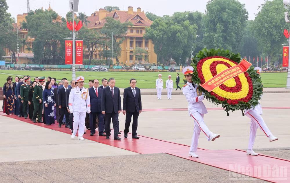 Đoàn đại biểu lãnh đạo, nguyên lãnh đạo Đảng, Nhà nước do Tổng Bí thư, Chủ tịch nước Tô Lâm dẫn đầu đến đặt vòng hoa và vào Lăng viếng Chủ tịch Hồ Chí Minh.