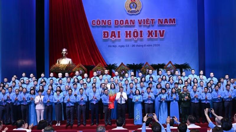 Thủ tướng Chính phủ Lê Minh Hưng tặng hoa 135 đại biểu trúng cử Ban Chấp hành Tổng Liên đoàn Lao động Việt Nam khóa XIV.