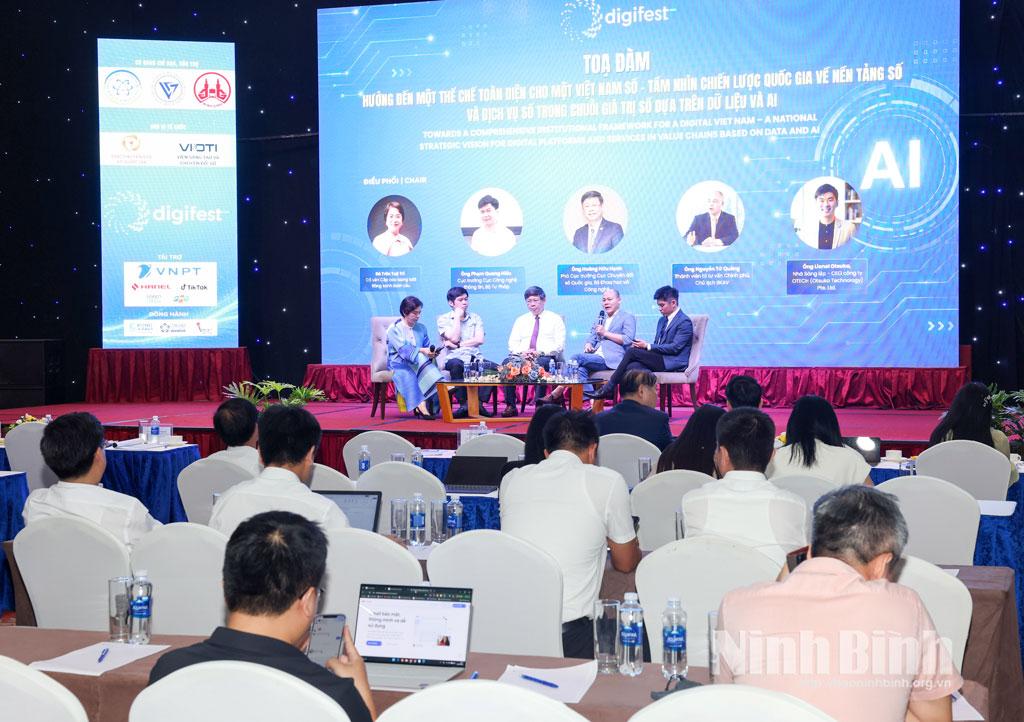 Các đại biểu dự Diễn đàn Cấp cao “Viet Nam DigiFest Summit 2026” với chủ đề “Nền tảng số và Dữ liệu số cho một tương lai Quốc gia số bền vững” trong khuôn khổ Diễn đàn quốc gia số Việt Nam - DIGIFEST 2026 được tổ chức tại Ninh Bình. Ảnh: P.V
