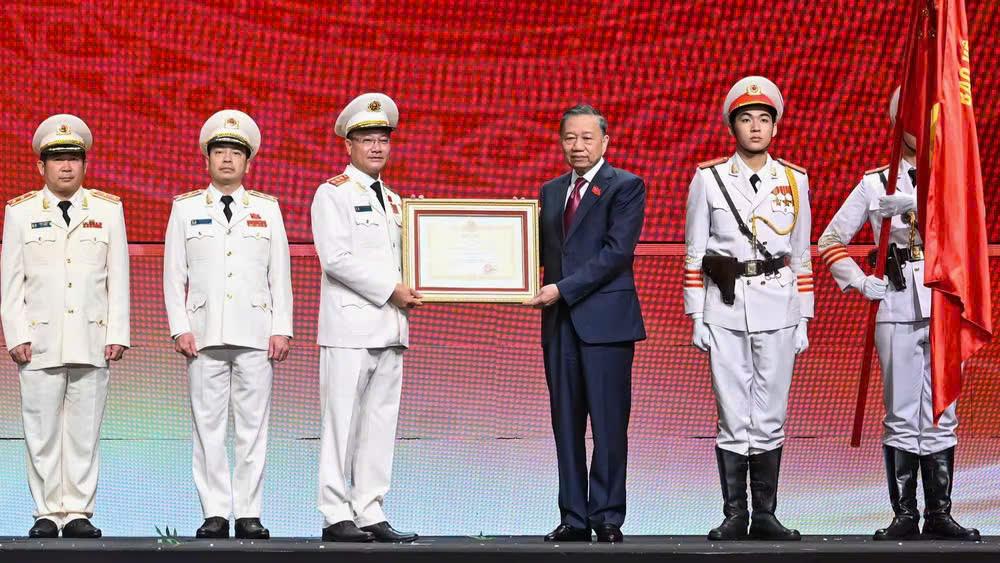 Tổng Bí thư, Chủ tịch nước Tô Lâm trao Huân chương Sao Vàng tặng lực lượng An ninh nhân dân. (Ảnh: Duy Linh)