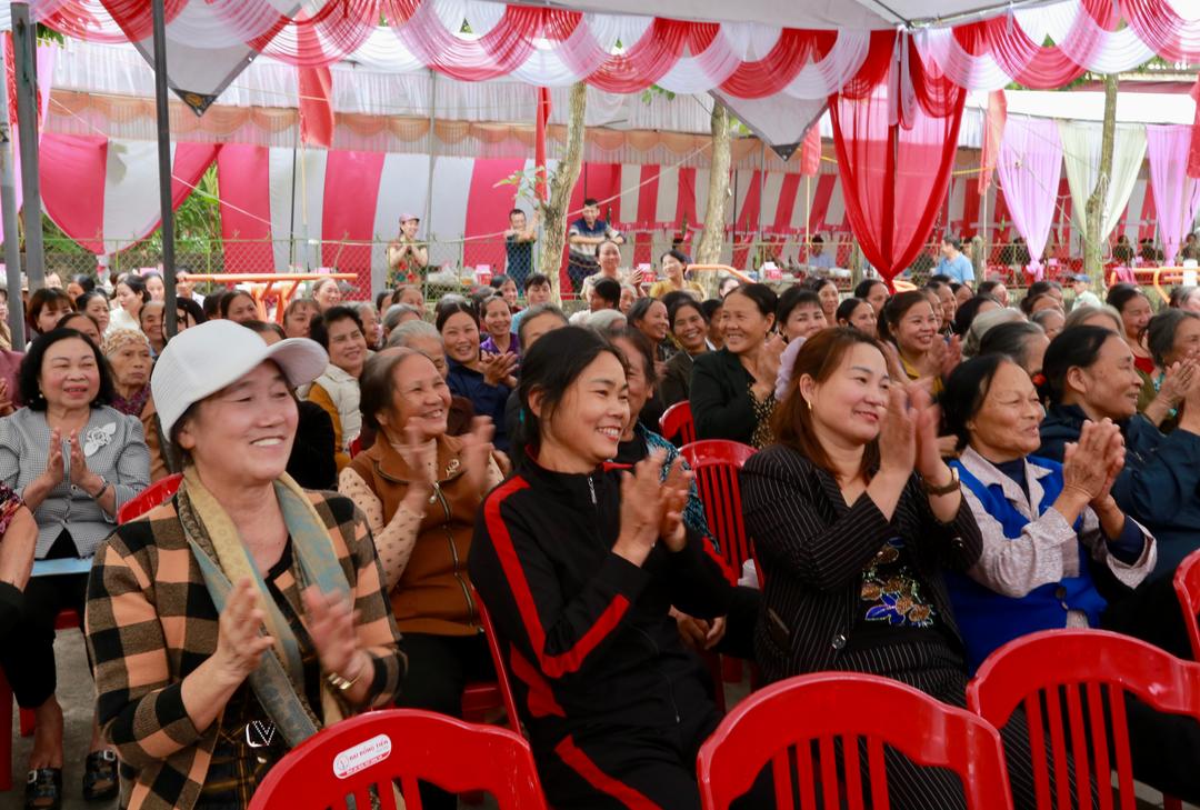 Niềm vui của bà con nhân dân thôn Mạnh Chư, xã Bình Sơn trong Ngày hội Đại đoàn kết toàn dân tộc.