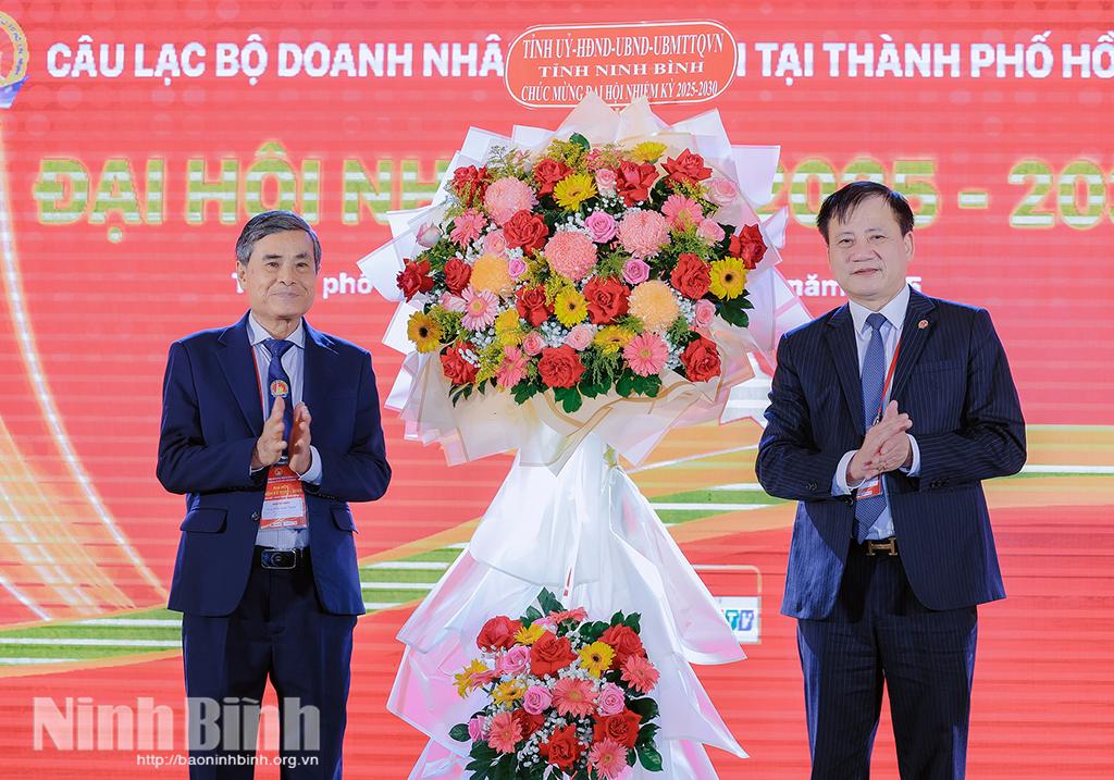 Đồng chí Mai Thanh Long, Tỉnh ủy viên, Phó Chủ tịch HĐND tỉnh chụp ảnh lưu niệm cùng BCH CLB Doanh nhân Ninh Bình tại TP. Hồ Chí Minh