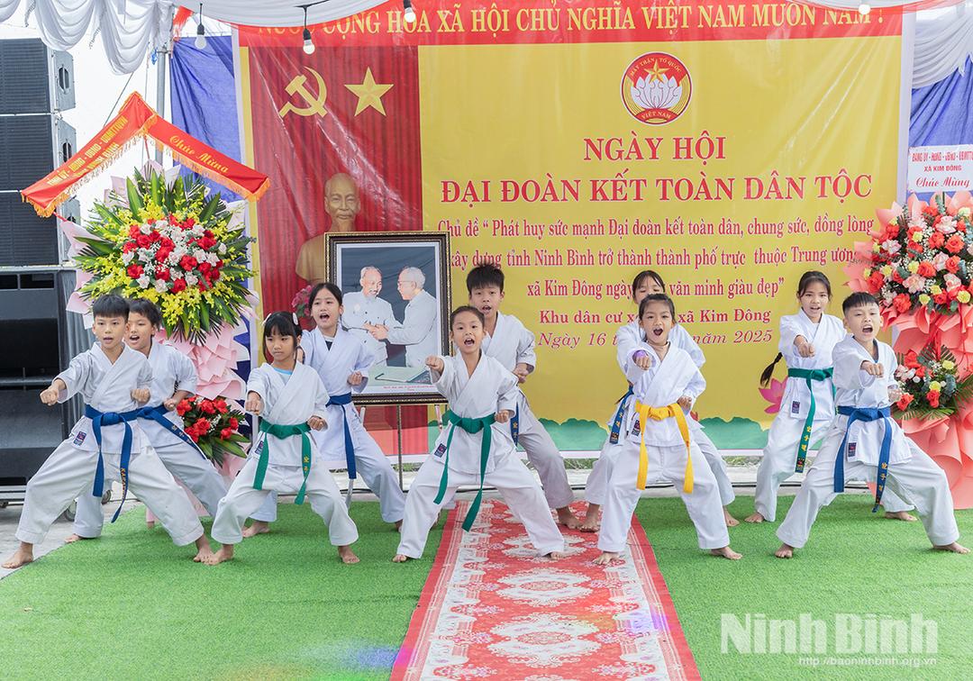 Biểu diễn võ thuật tại Ngày hội Đại đoàn kết toàn dân tộc ở xóm 4, xã Kim Đông. Ảnh: Viết Dư