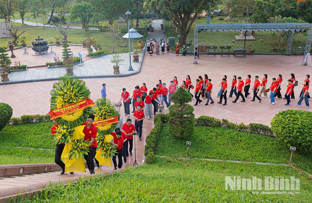 Cán bộ, người lao động Ban Quản lý Khu kinh tế và các khu công nghiệp tỉnh Ninh Bình đến dâng hương tại Thành cổ Quảng Trị