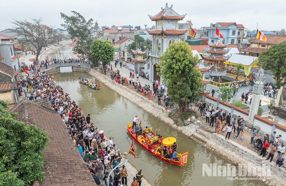 Rước kiệu bằng thuyền trong lễ hội truyền thống thôn Thượng Nông, xã Nam Minh. Ảnh: Viết Dư