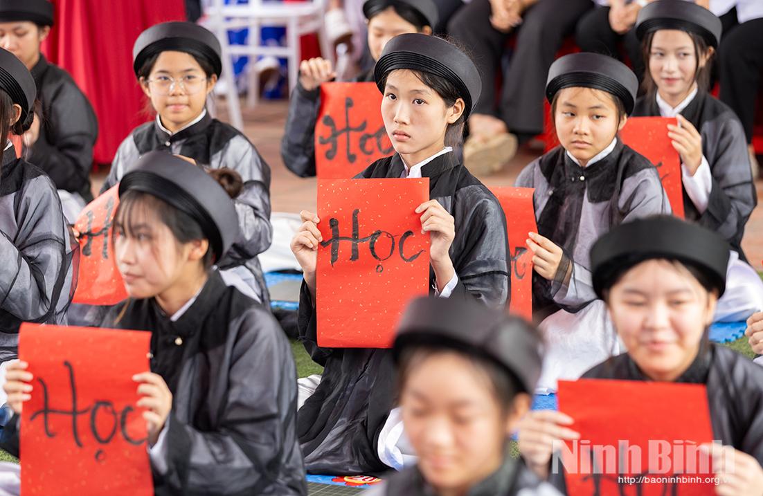 Học sinh trải nghiệm viết thư pháp tại Đền thờ Trạng nguyên Nguyễn Hiền. Ảnh: Viết Dư