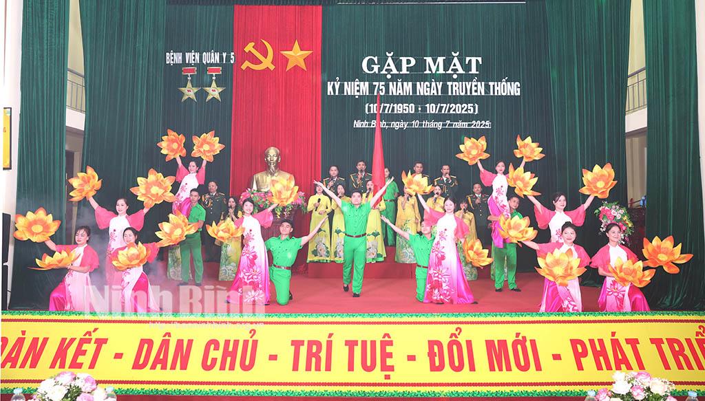 Chương trình văn nghệ tại buổi gặp mặt kỷ niệm.