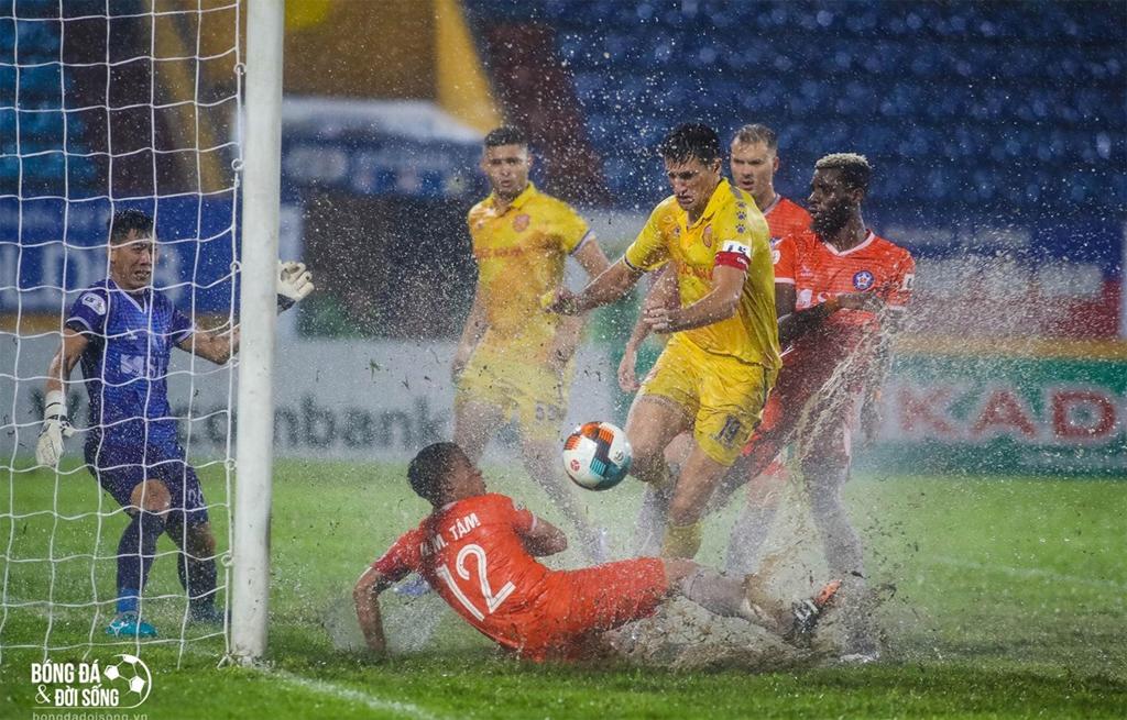 Trận 'thủy chiến' Nam Định-Đà Nẵng và siêu phẩm hụt vì… vũng nước