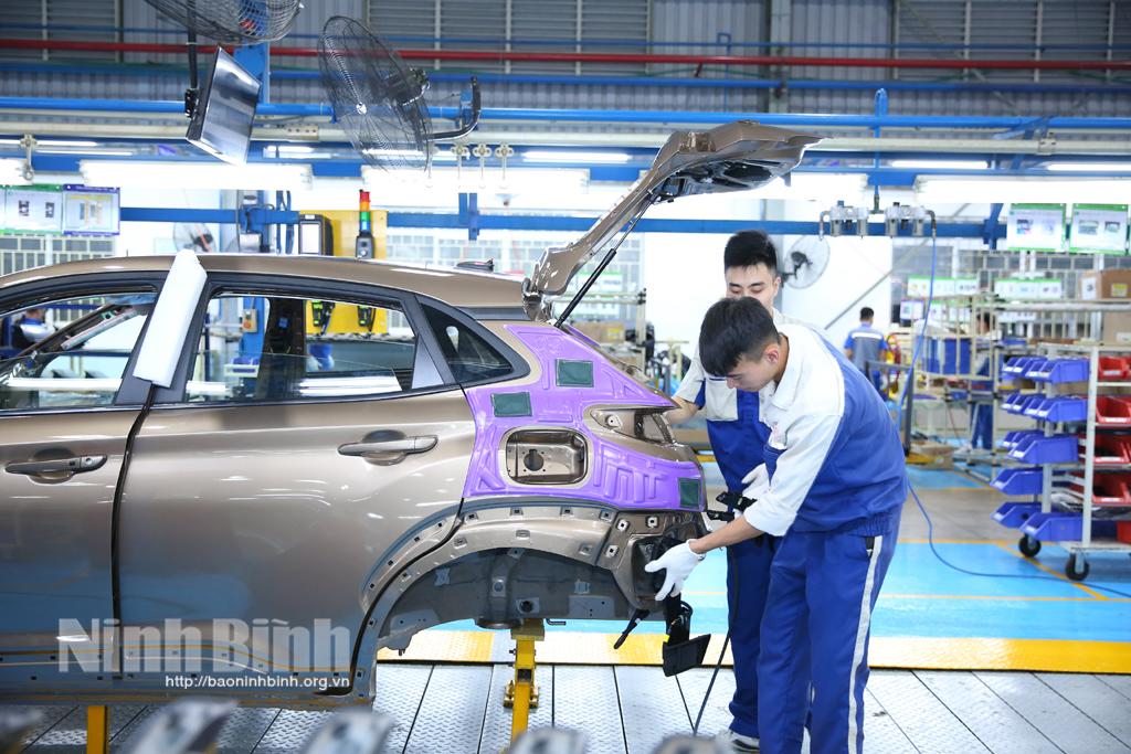 Doanh nghiệp trong các khu công nghiệp nỗ lực khôi phục sản xuất