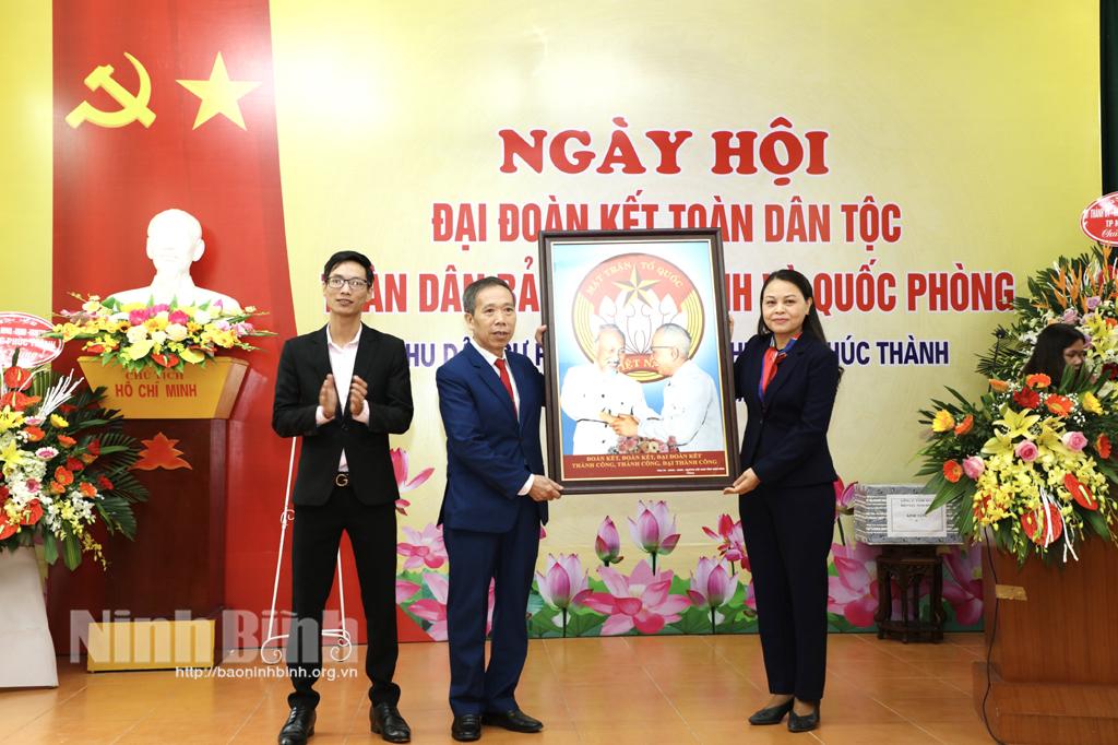 Các đồng chí lãnh đạo tỉnh dự Ngày hội đại đoàn kết toàn dân tộc