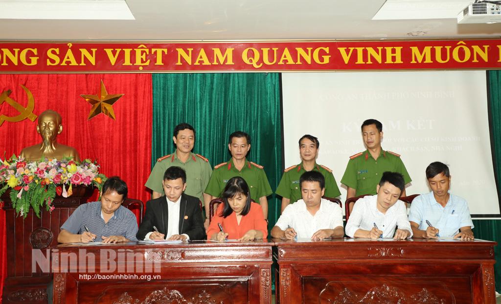 Siết chặt quản lý hoạt động kinh doanh dịch vụ karaoke, nhà nghỉ