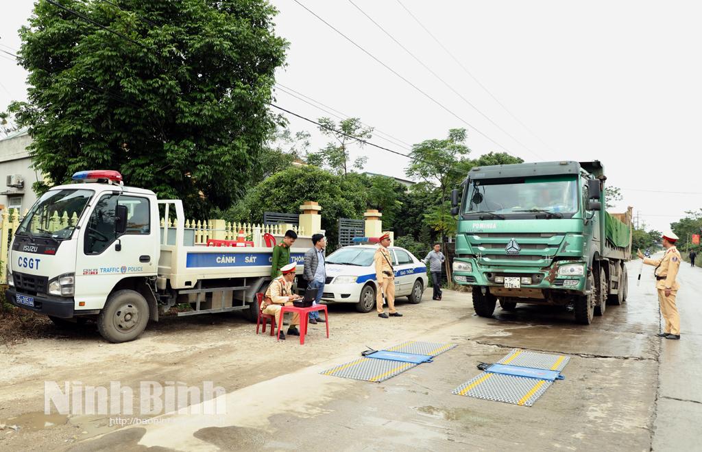 Không còn tình trạng người dân tự ý cản trở giao thông trên tuyến đường Ngô Thì Sỹ, đoạn qua thôn Tân Nam, xã Quang Sơn