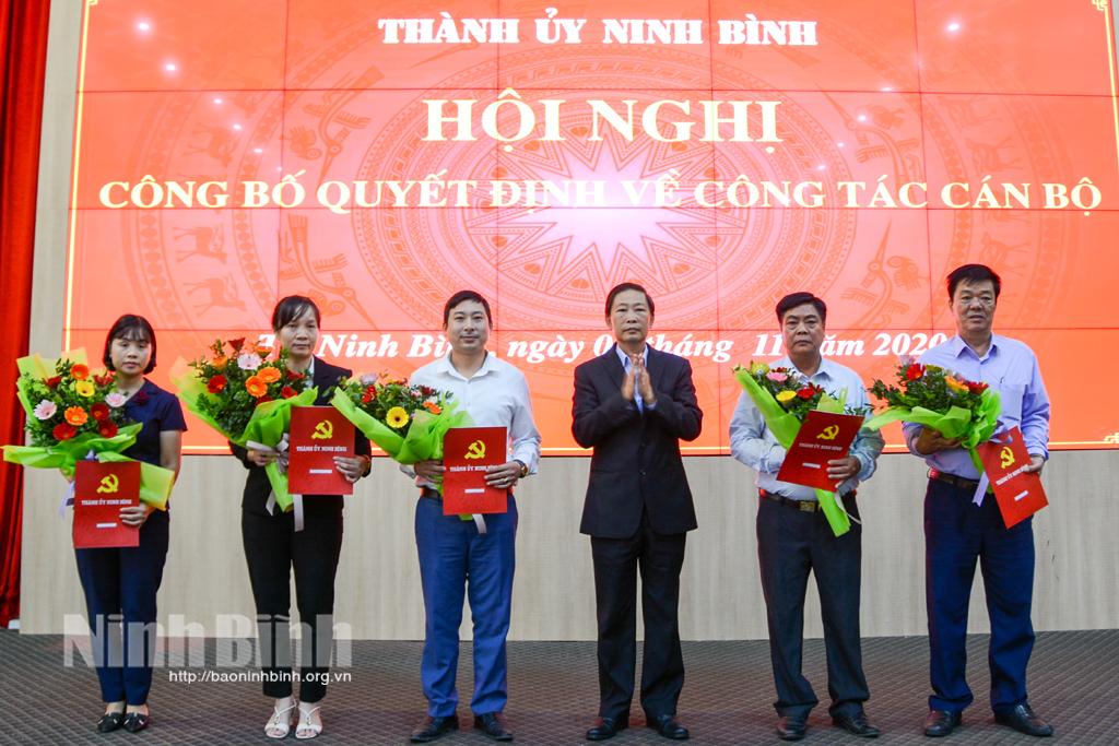 Thành phố Ninh Bình công bố quyết định điều động, luân chuyển cán bộ