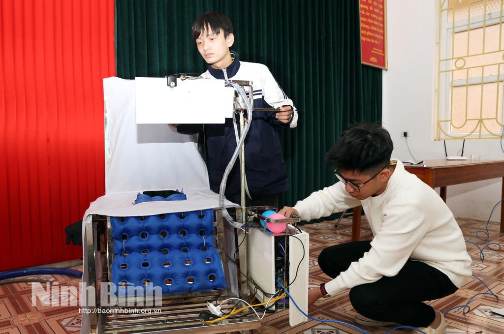 Nhóm tác giả Trường THPT Hoa Lư A với giải nhất cuộc thi KHKT cấp tỉnh