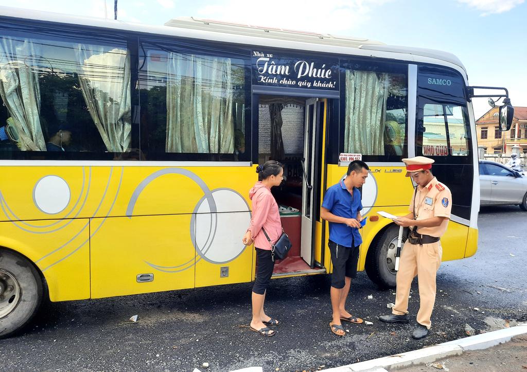 Công an huyện Gia Viễn thực hiện hiệu quả đợt cao điểm tổng kiểm soát phương tiện và xe quá tải