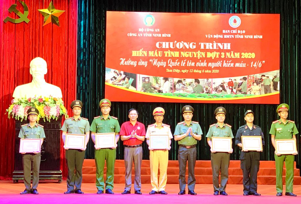 Công an tỉnh Ninh Bình tổ chức hiến máu tình nguyện đợt 3