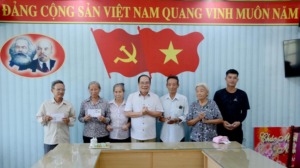 Tặng quà Cựu thanh niên xung phong có hoàn cảnh khó khăn tại Gia Viễn, Nho Quan
