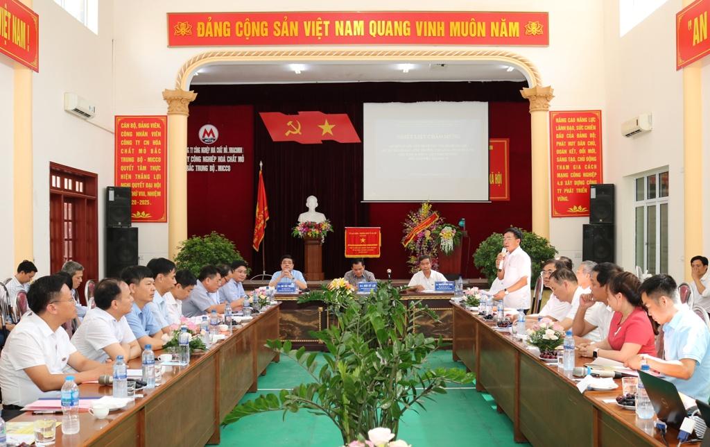 Ủy ban về các vấn đề xã hội của Quốc hội làm việc tại Công ty Công nghiệp hóa chất mỏ Bắc Trung Bộ