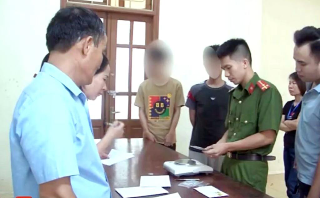 Bắt giữ 2 học sinh có hành vi mua bán trái phép ma túy