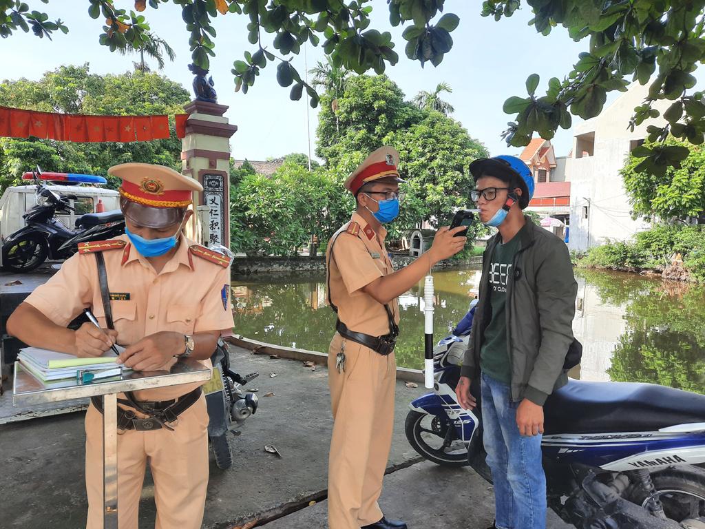 Công an huyện Kim Sơn quyết liệt thực hiện đợt cao điểm đảm bảo trật tự an toàn giao thông
