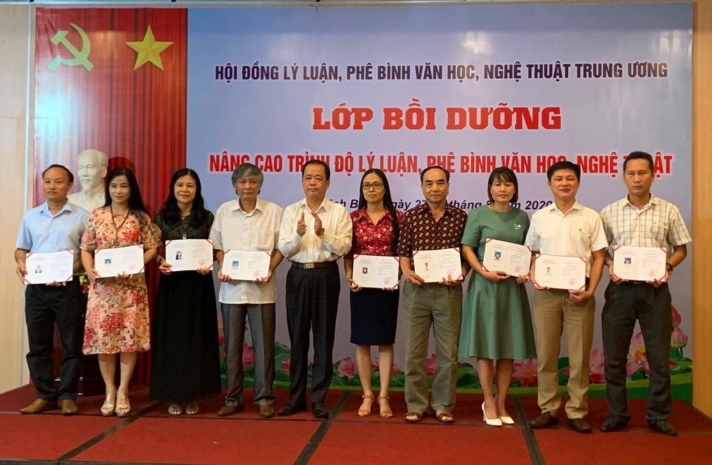 Bế mạc lớp bồi dưỡng nâng cao trình độ lý luận, phê bình văn học, nghệ thuật