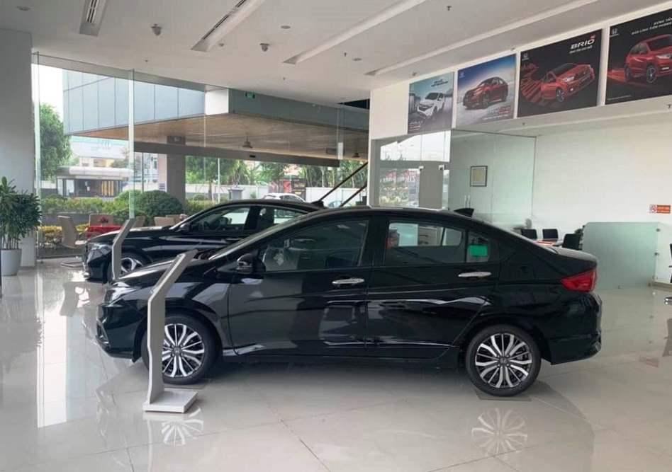 Ô tô giảm giá mạnh nhưng vẫn vắng khách